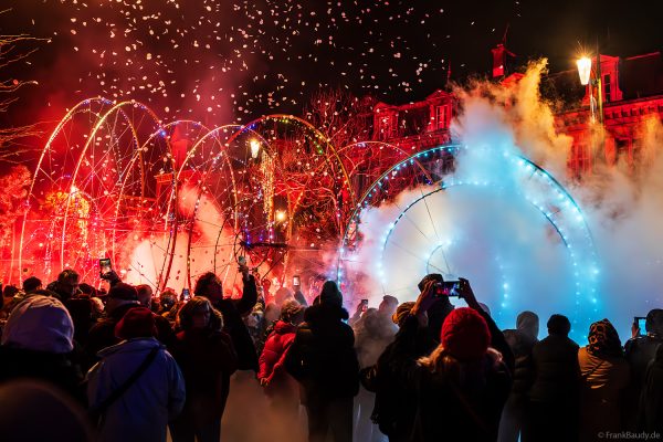Monumentale Farbräder mit Licht- und Pyroeffekten auf der Avenue de Champagne