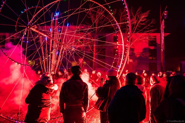 Monumentale Farbräder mit Licht- und Pyroeffekten auf der Avenue de Champagne
