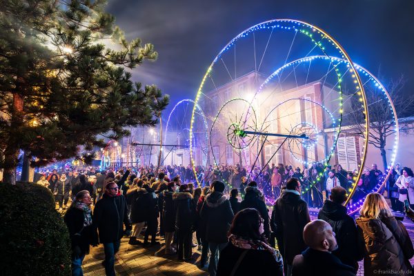 Bunte LED-Räder und elektronische Straßenshow in Épernay bei Nacht
