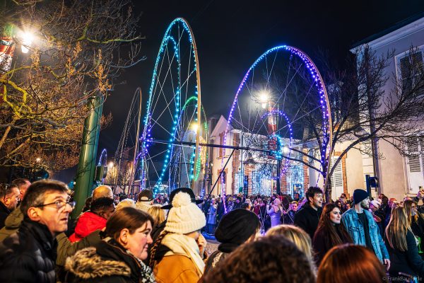 Bunte LED-Räder und elektronische Straßenshow in Épernay bei Nacht