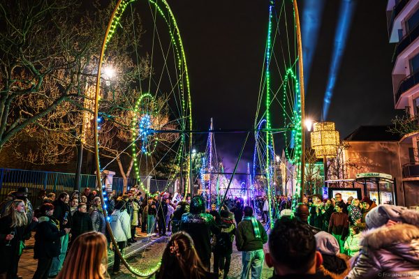 Bunte LED-Räder und elektronische Straßenshow in Épernay bei Nacht