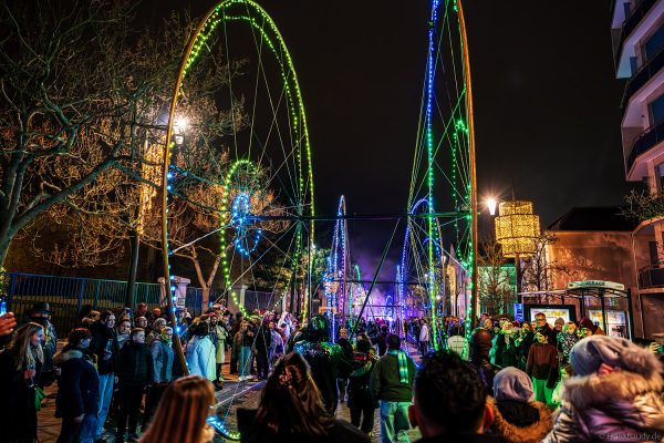 Bunte LED-Räder und elektronische Straßenshow in Épernay bei Nacht