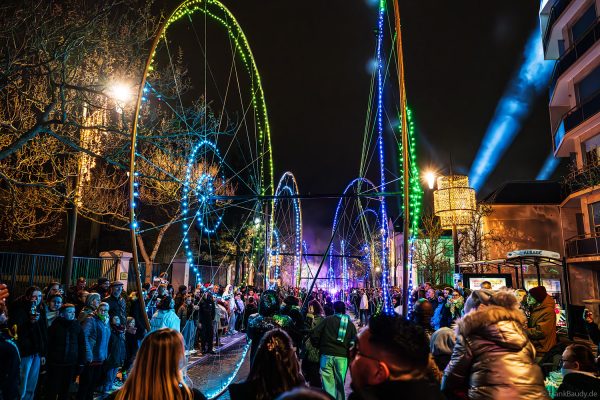 Bunte LED-Räder und elektronische Straßenshow in Épernay bei Nacht