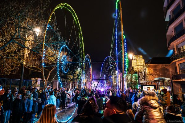 Bunte LED-Räder und elektronische Straßenshow in Épernay bei Nacht
