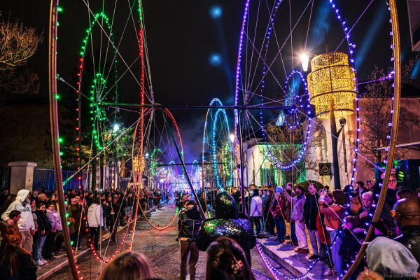 Bunte LED-Räder und elektronische Straßenshow in Épernay bei Nacht