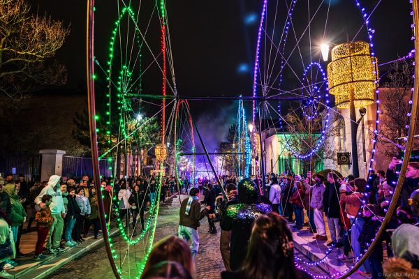 Bunte LED-Räder und elektronische Straßenshow in Épernay bei Nacht