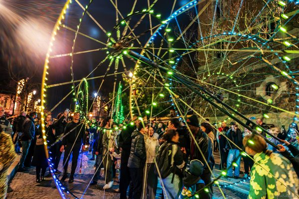 Bunte LED-Räder und elektronische Straßenshow in Épernay bei Nacht