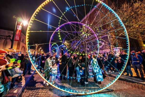 Bunte LED-Räder und elektronische Straßenshow in Épernay bei Nacht