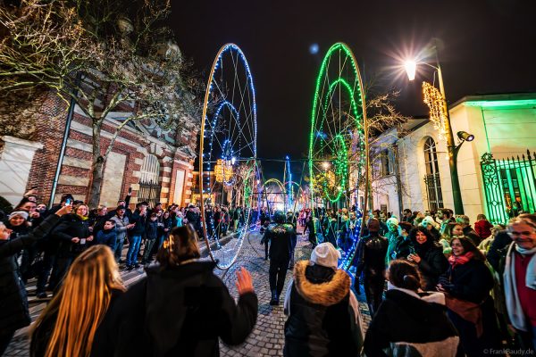 Bunte LED-Räder und elektronische Straßenshow in Épernay bei Nacht