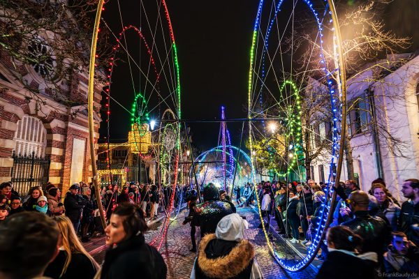 Bunte LED-Räder und elektronische Straßenshow in Épernay bei Nacht