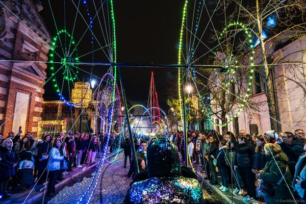 Bunte LED-Räder und elektronische Straßenshow in Épernay bei Nacht