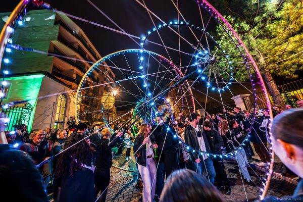 Habits de Lumière in Épernay mit spektakuläre Straßentheater-Paraden