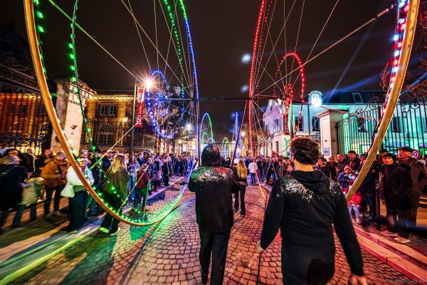 Farbige Lichträder-Parade bei Habits de Lumière in Épernay