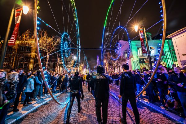 Farbige Lichträder-Parade bei Habits de Lumière in Épernay