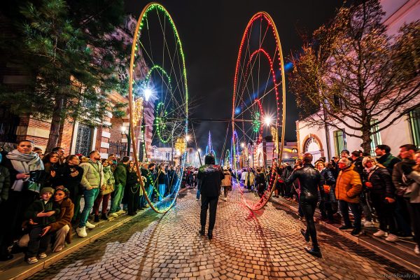 Farbige Lichträder-Parade bei Habits de Lumière in Épernay