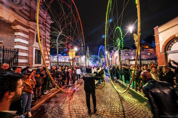 Farbige Lichträder-Parade bei Habits de Lumière in Épernay
