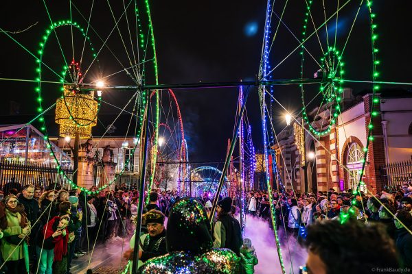 Farbige Lichträder-Parade bei Habits de Lumière in Épernay