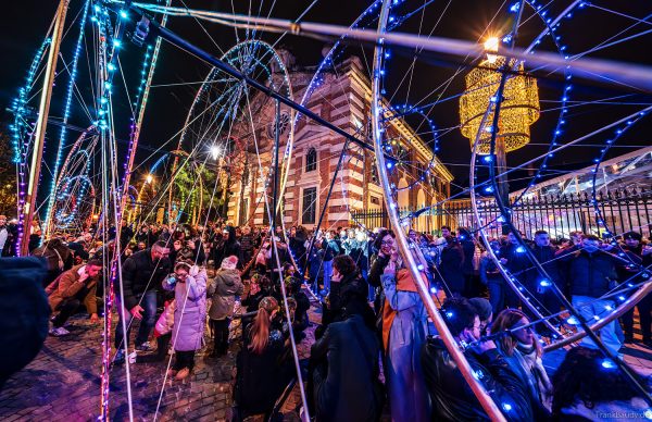 Futuristische Licht-Parade bei Habits de Lumière in Épernay