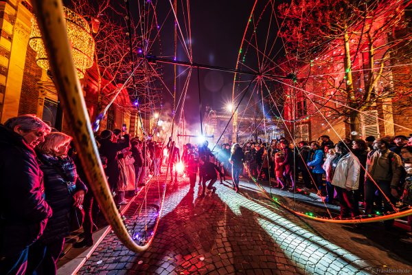 Monumentale Farbräder mit Licht- und Pyroeffekten auf der Avenue de Champagne
