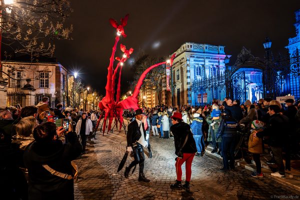 Riesige Giraffenfiguren ziehen durch die Avenue de Champagne bei Nacht