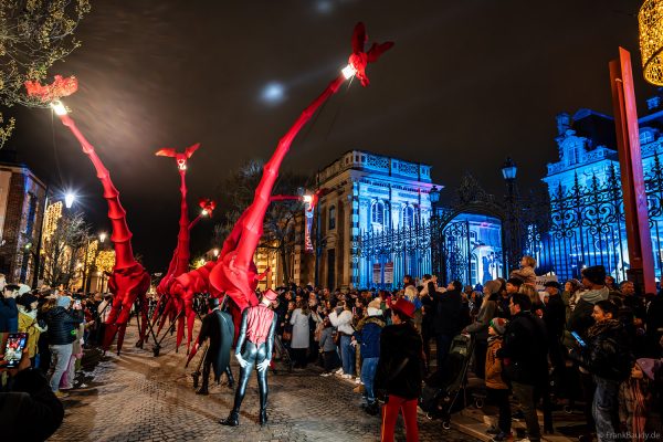 Straßentheater LES GIRAFES mit Stelzenläufern und Operngesang in Épernay