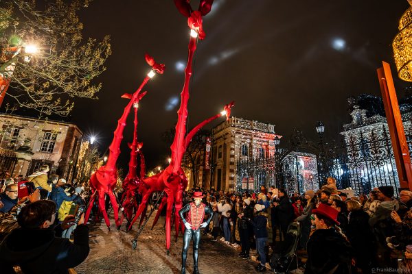 Straßentheater LES GIRAFES von Compagnie Off bei Habits de Lumière