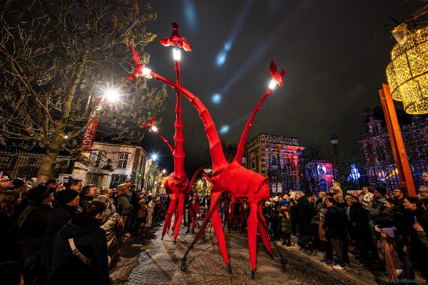 Straßentheater LES GIRAFES mit Stelzenläufern und Operngesang in Épernay