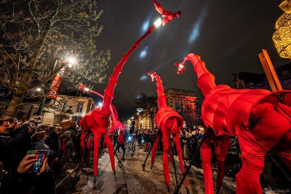 Straßentheater LES GIRAFES mit Stelzenläufern und Operngesang in Épernay
