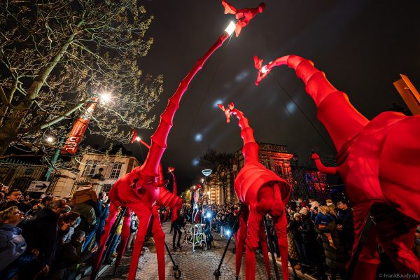 Straßentheater LES GIRAFES mit Stelzenläufern und Operngesang in Épernay