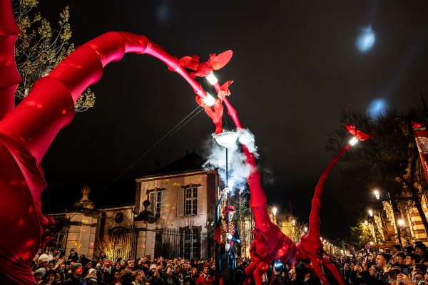 Straßentheater LES GIRAFES mit Stelzenläufern und Operngesang in Épernay
