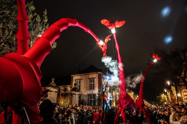 Straßentheater LES GIRAFES mit Stelzenläufern und Operngesang in Épernay