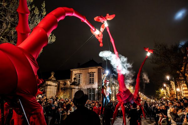 Straßentheater LES GIRAFES mit Stelzenläufern und Operngesang in Épernay