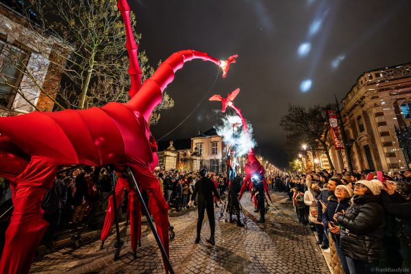 Magische Nachtparade mit riesigen Giraffen bei Habits de Lumière