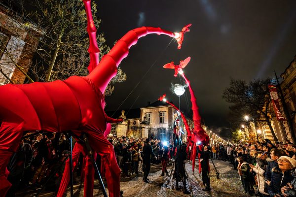 Magische Nachtparade mit riesigen Giraffen bei Habits de Lumière