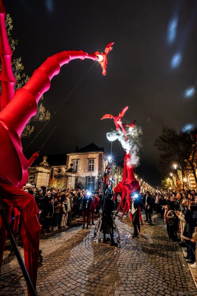 Magische Nachtparade mit riesigen Giraffen bei Habits de Lumière