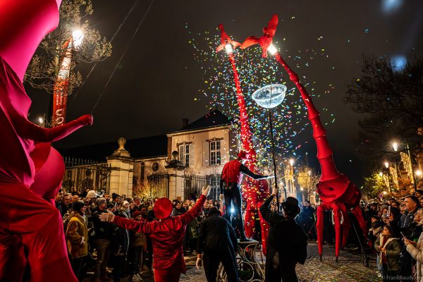 Riesige rote Giraffen von Compagnie Off ziehen durch die Avenue de Champagne bei Habits de Lumière