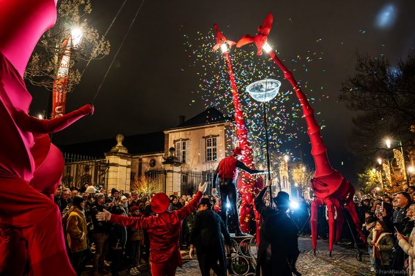 Riesige rote Giraffen von Compagnie Off ziehen durch die Avenue de Champagne bei Habits de Lumière