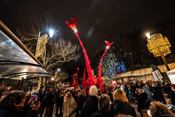 Riesige rote Giraffen von Compagnie Off ziehen durch die Avenue de Champagne bei Habits de Lumière