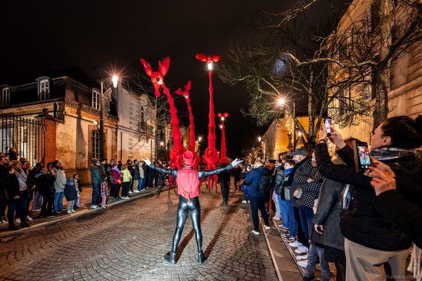 Riesige rote Giraffen von Compagnie Off ziehen durch die Avenue de Champagne bei Habits de Lumière