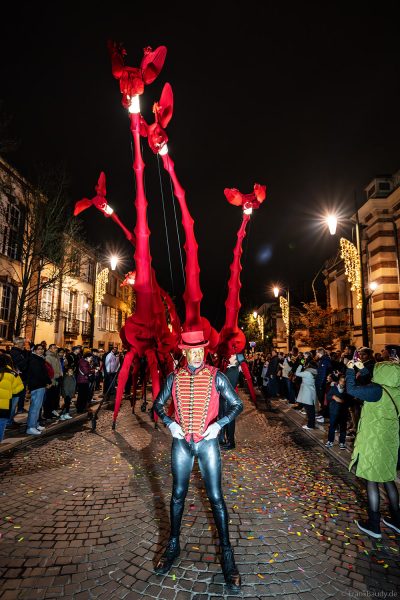 Riesige rote Giraffen von Compagnie Off ziehen durch die Avenue de Champagne bei Habits de Lumière