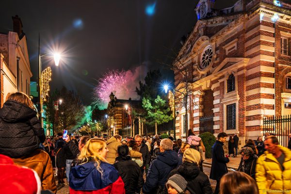 Feuerwerk auf der Avenue de Champagne bei Habits de Lumière