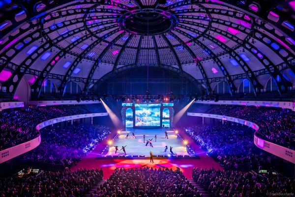 Max Giesinger als Stargast bei CINEMA OF DREAMS von HOLIDAY ON ICE in der Frankfurter Festhalle