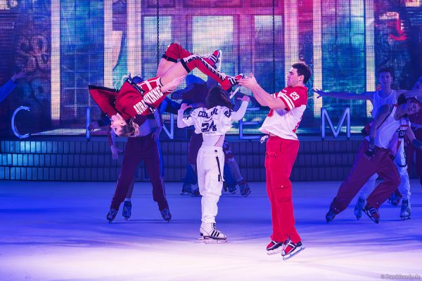 Die Show CINEMA OF DREAMS von HOLIDAY ON ICE begeistert mit spektakulären Sprüngen und Akrobatik