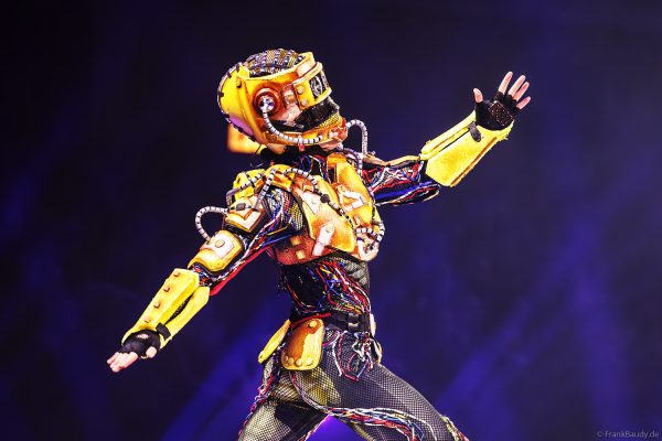 Eiskunstläufer im Roboterkostüm mit futuristischer Performance