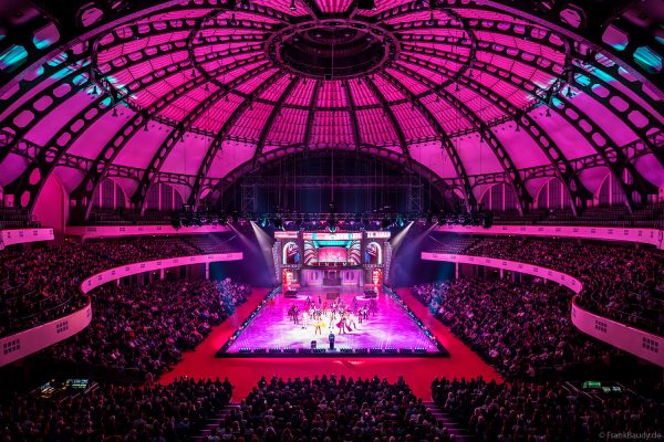 Internationale Eiskunstläufer:innen verzaubern das Publikum bei HOLIDAY ON ICE – CINEMA OF DREAMS in Frankfurt