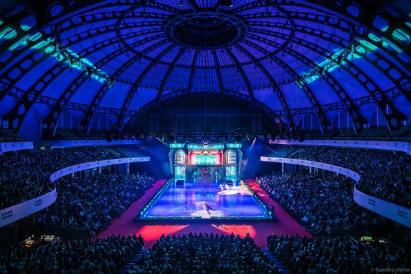 Internationale Eiskunstläufer:innen verzaubern das Publikum bei HOLIDAY ON ICE – CINEMA OF DREAMS in Frankfurt