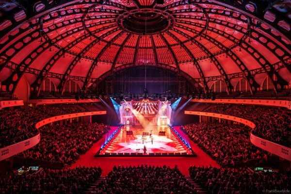 Internationale Eiskunstläufer:innen verzaubern das Publikum bei HOLIDAY ON ICE – CINEMA OF DREAMS in Frankfurt