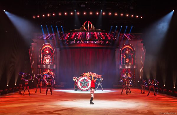 Atemberaubende Momente in der Show CINEMA OF DREAMS mit spektakulärem Eiskunstlauf