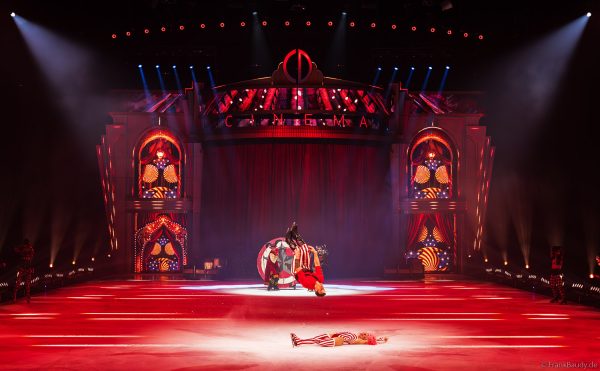 Die Show CINEMA OF DREAMS von HOLIDAY ON ICE begeistert mit spektakulären Sprüngen und Akrobatik