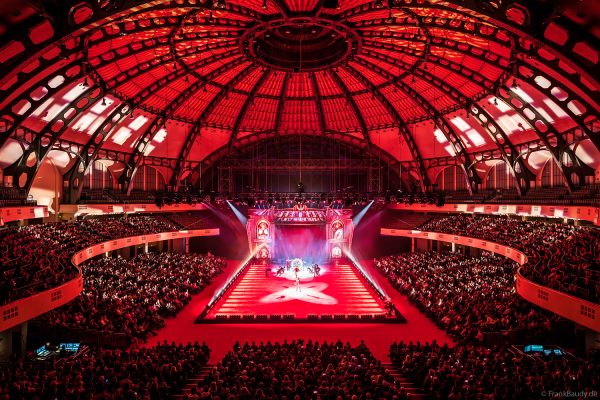 Internationale Eiskunstläufer:innen verzaubern das Publikum bei HOLIDAY ON ICE – CINEMA OF DREAMS in Frankfurt